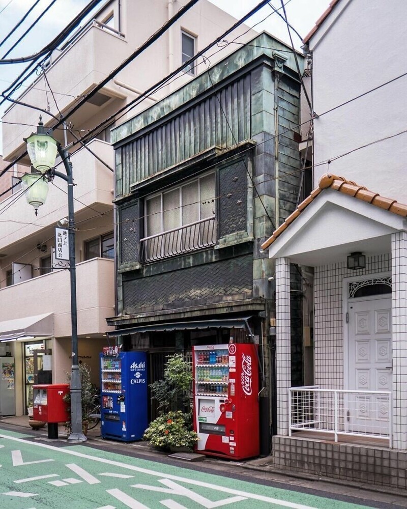 Старый магазинчик рядом с торговой улицей Икэноуэ, Токио
