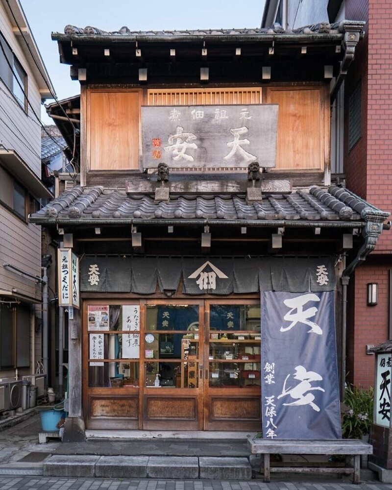 Tenyasu Tsukudani - магазин вареных и консервированных продуктов, существующий с 1838 года. Этот магазин был построен в 1920-х