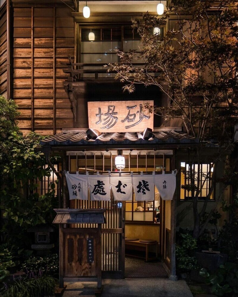 Здание построили незадолго до землетрясения в Канто в 1923 году. Сегодня здесь расположен ресторан Toranomon Osaka-ya Sunaba Soba