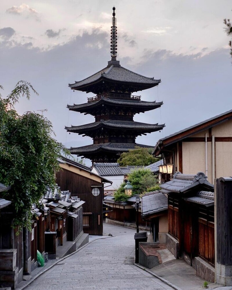 Пагода Ясака в храме Хокан-дзи, Киото. Храм построили в 592 году, но он несколько раз переживал сильные пожары. Пагоду много раз восстанавливали - сегодняшняя датируется 1440 годом