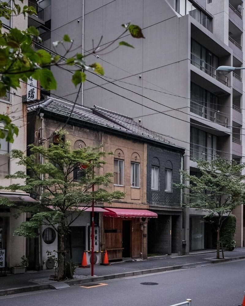 Недавно эти три здания в Токио продали за 1,35 миллиона долларов США. В 1920-х годах это были магазинчики