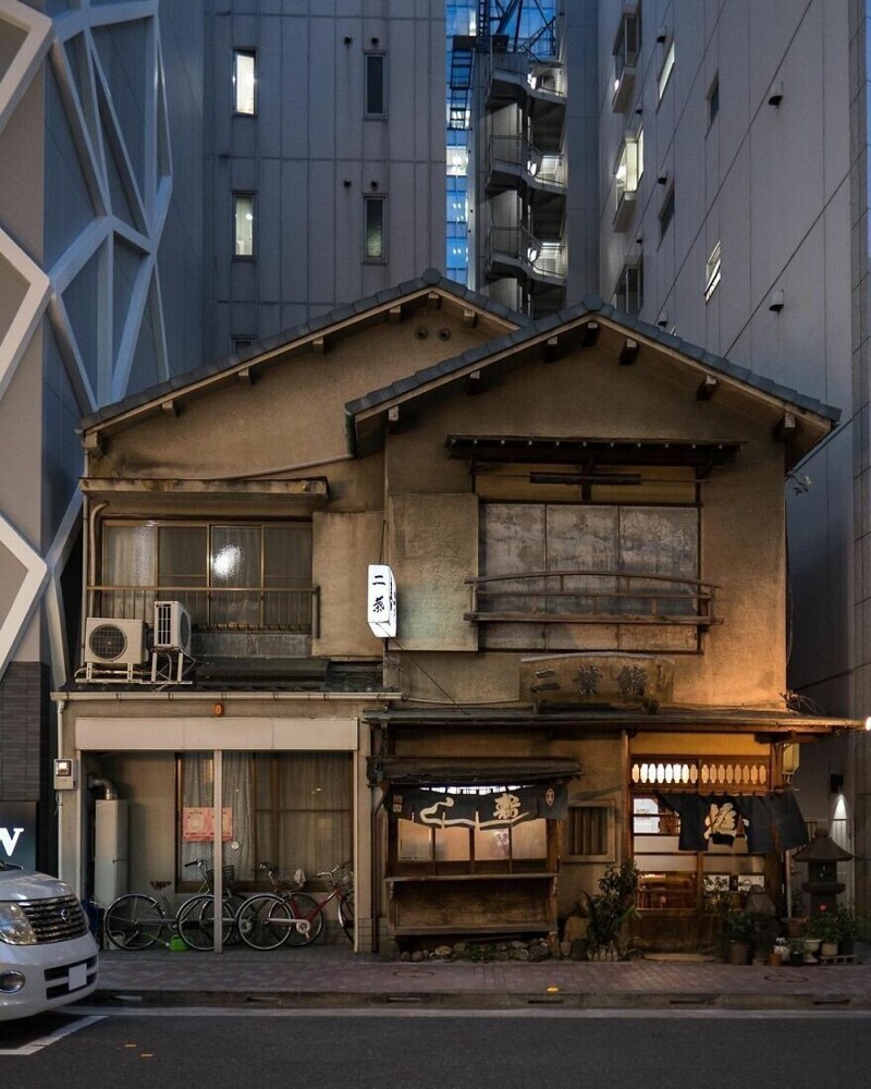 Ресторан Futaba Sushi в торговом квартале Гиндза, Токио. Был открыт в 1877 году, но здание перестроили в 1950-х годах