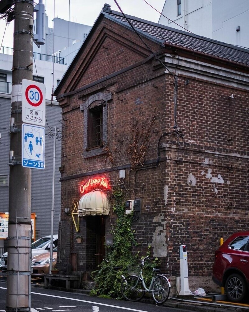 Бар в здании кирпичного склада в Юсиме, Токио. Его построили в конце 1800-х, а хозяин бара арендует это помещение с  1970-х