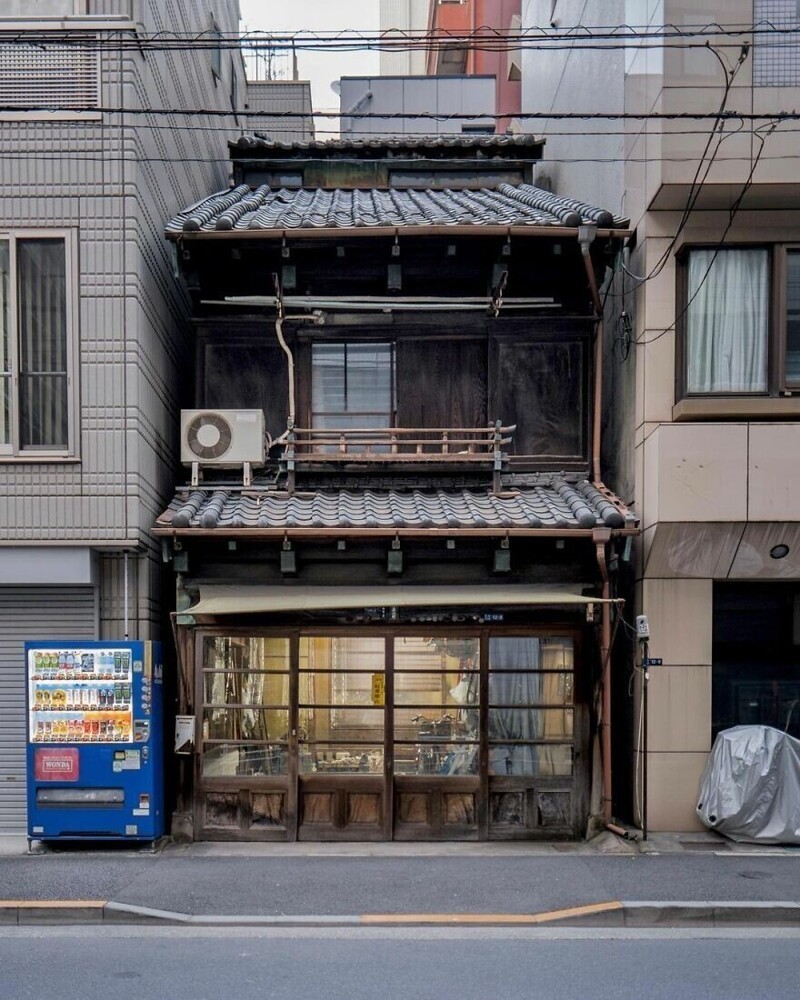 Магазин татами в Цукидзи, Токио, в прошлом - довоенный торговый дом. Построен где-то в 1920-х, и работает до сих пор