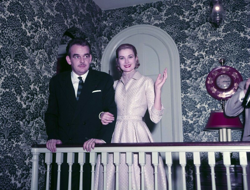 32-летний князь Монако Ренье III и 26-летняя Грейс Келли после объявления об их помолвке в доме Келли. 5 января 1956 год