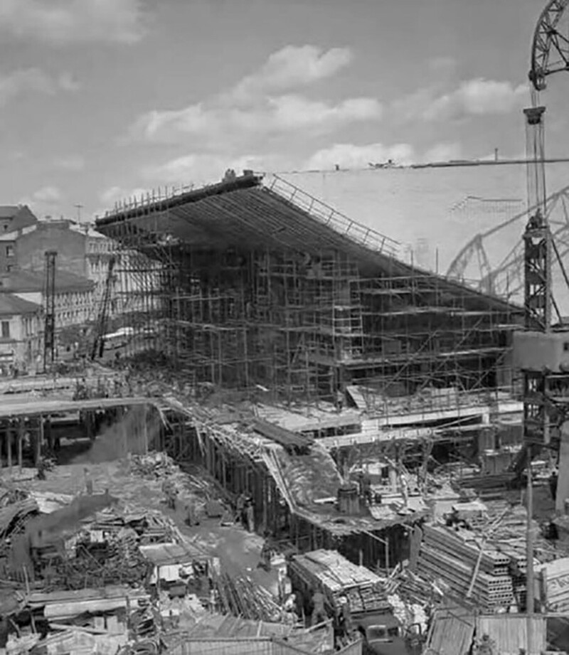 На фото — строительство кинотеатра «Россия» на Пушкинской площади, 1960 год