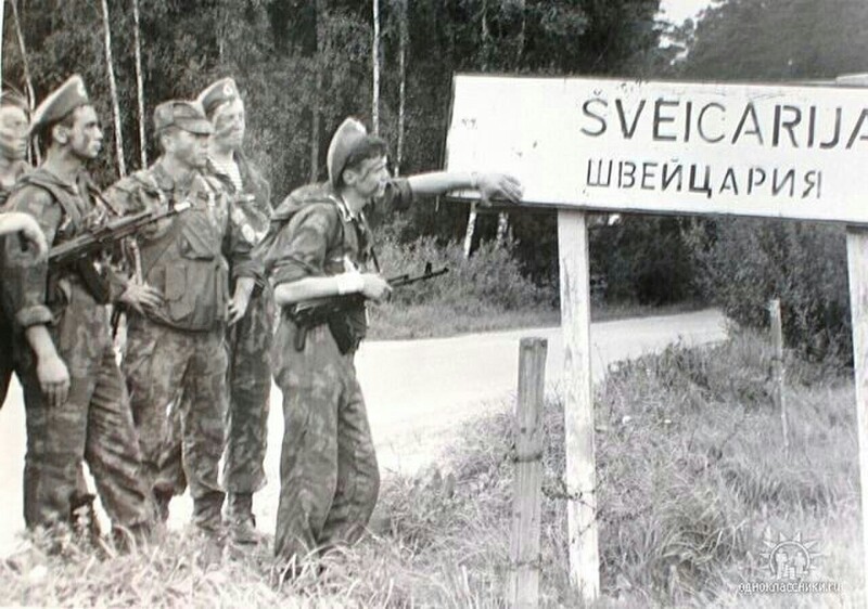 Советские десантники возле села Šveicarija, деревни в Ионавском районе центральной части Литовской ССР, 1990 год