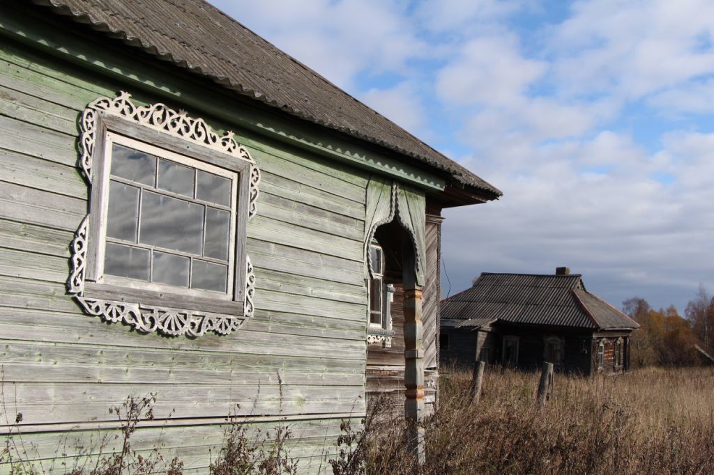 Бесхозные старинные дома стоят как исполины