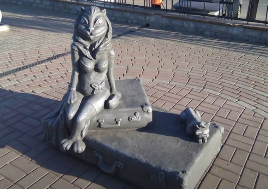 Декольте и кошке к лицу: скандальный памятник верхом на чемоданах скоро вернут на вокзал