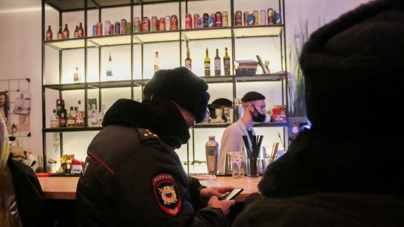 В первую ночь локдауна бармен избил полицейского, зашедшего в бар с проверкой