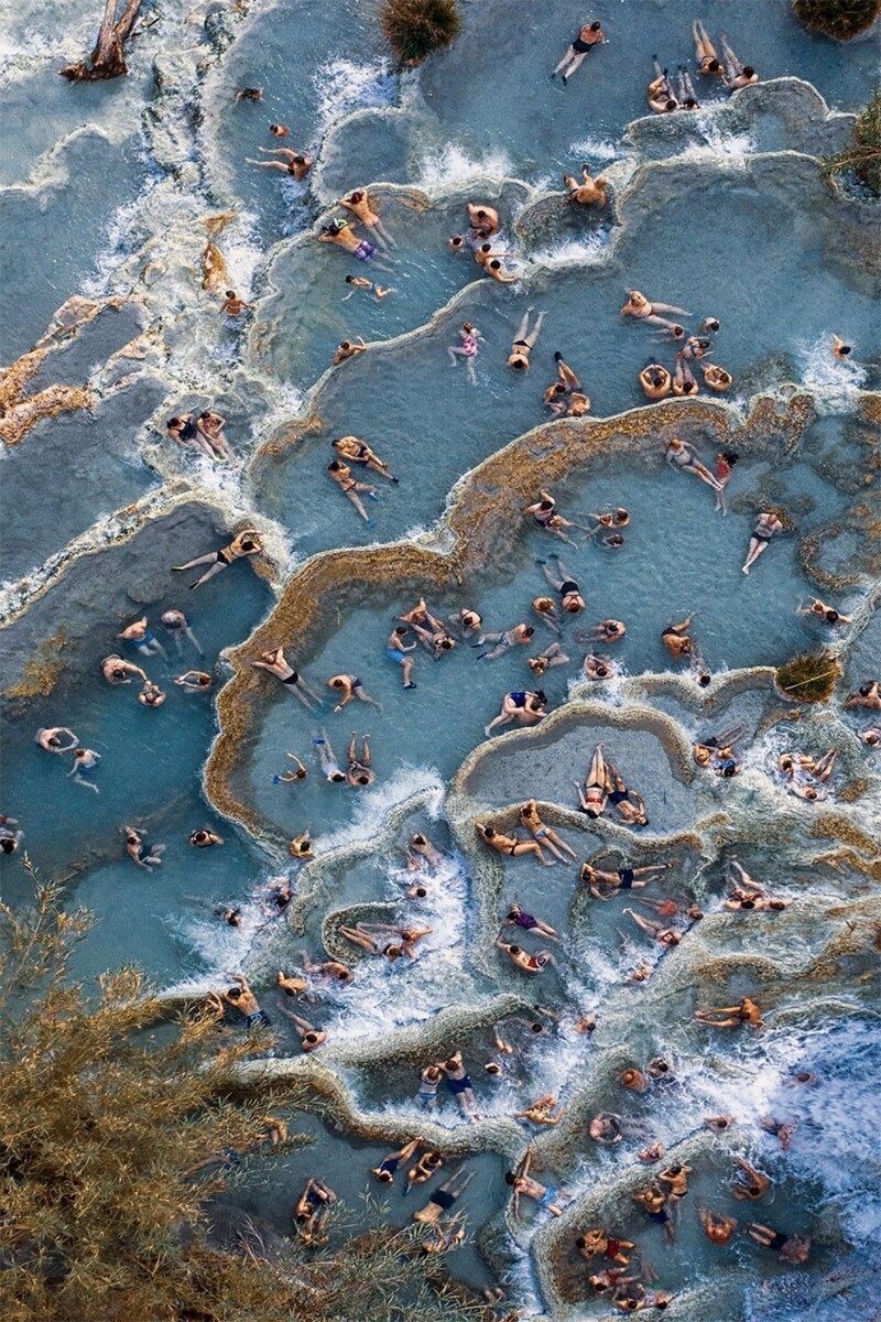 Каскадные водопады Cascate del Mulino в Италии. Фотограф Christian Gatti