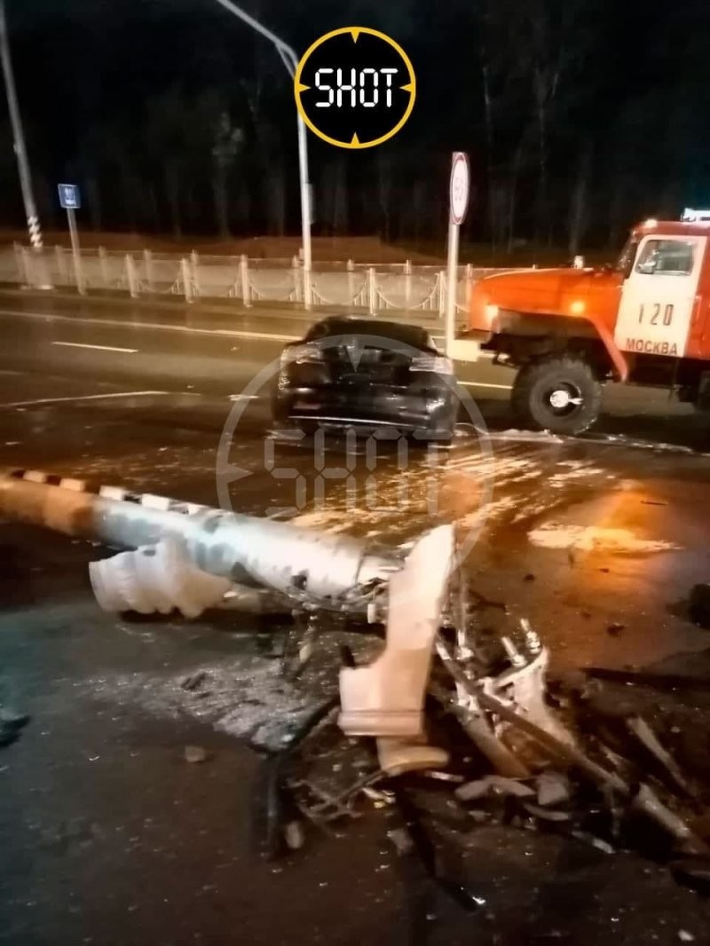 «Tesla» врезалась в фонарный столб в Новой Москве и сгорела