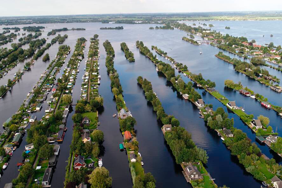 Озеро с "полосатыми" островами. Как добыча торфа создала отличный курорт в Нидерландах?