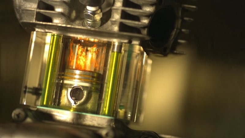 Прозрачный двигатель, снятый в режиме "Super Slo-Mo", позволяет наблюдать за процессом сгорания топлива