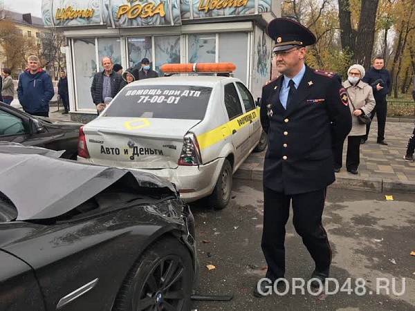 После сообщений о массовой аварии на место происшествия выехал начальник УГИБДД по Липецкой области Андрей Панасович.