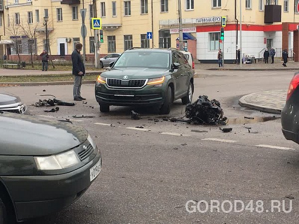 Автомобиль "Шкода" не принимал непосредственного участия в аварии, но в него прилетели ошмётки  от "Шевроле"
