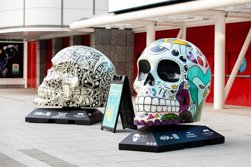 На улицах Хьюстона появились гигантские расписные черепа