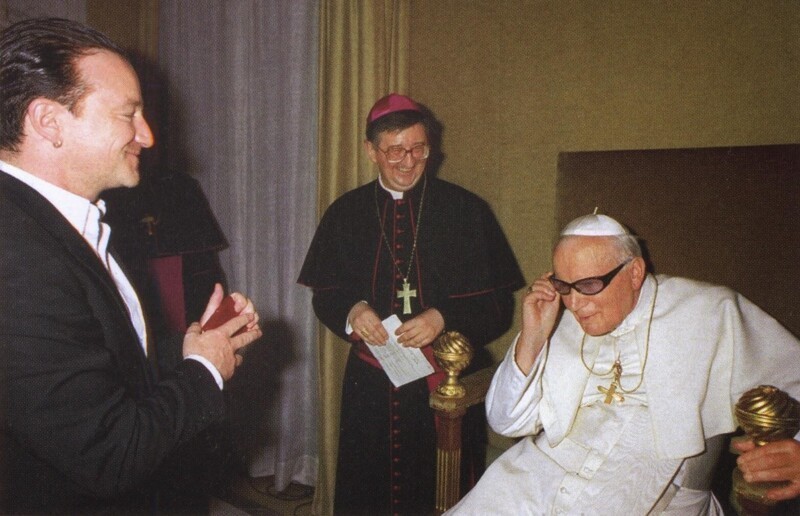 Папа Иоанн Павел II примеряет очки музыканта Боно(U2). Ватикан. 1999 год