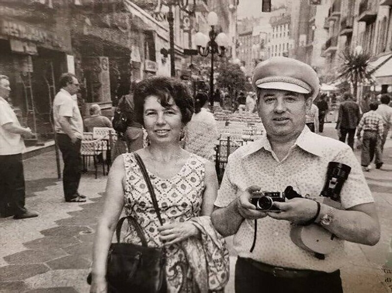 Дядя Миша и тетя Рая в Ницце вместе с советскими туристами в отличном прикиде.1977 год