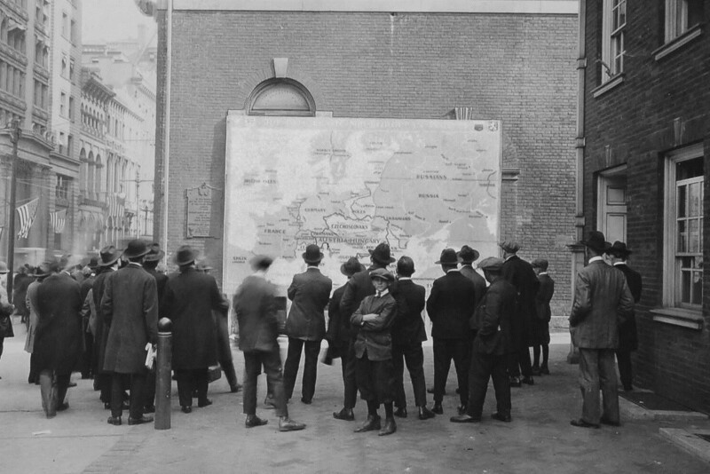 Люди изучают новую карту Европы после Первой мировой войны