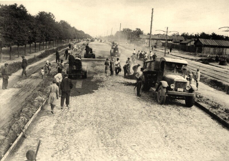 Москва,Ленинградское шоссе,1931 год. Первый слой асфальта