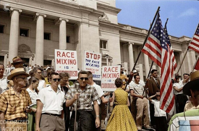 Митинг с лозунгами «Остановить смешивание белой и черной рас» и «Расовое смешивание — это коммунизм». США. 1961 год