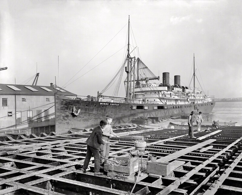 лепальщики на верфи William Cramp & Sons Shipbuilding Company, Филадельфия, 1901 год. На заднем плане лайнер S.S. Morro Castle (1900-1926 гг.)