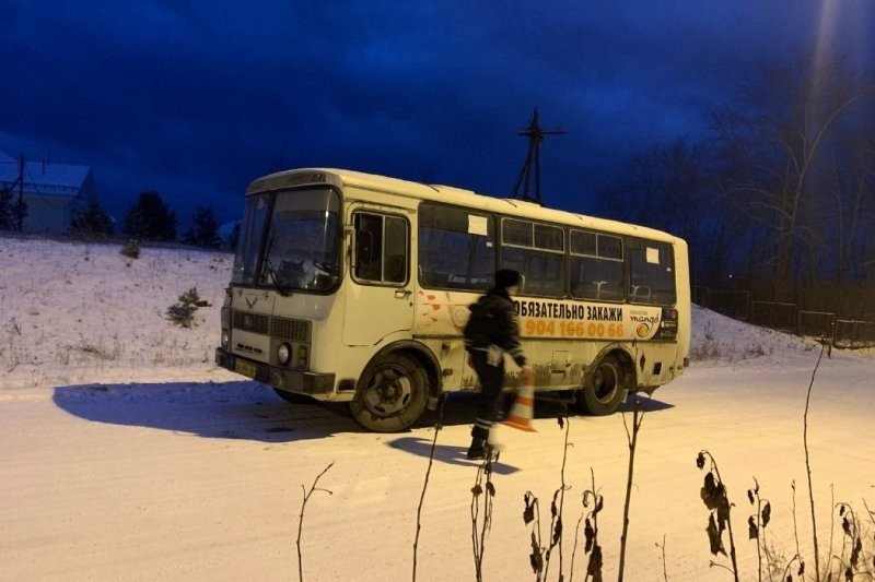 Опасные зимние забавы: в Свердловской области автобус наехал на скатившуюся с горки маленькую девочку