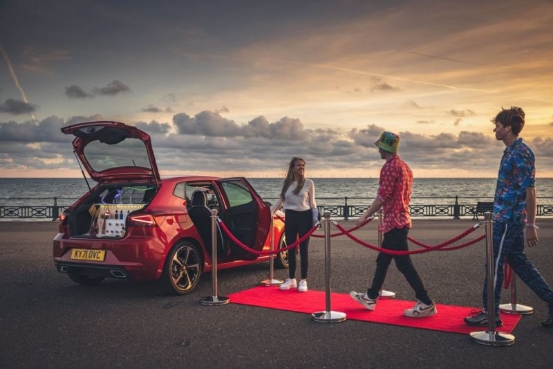 Самый маленький ночной клуб: автомобиль для вечеринок построили из Seat Ibiza