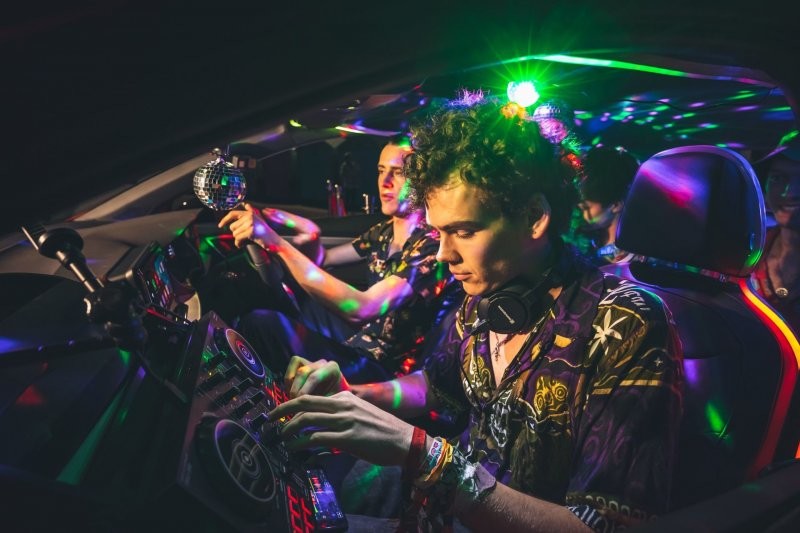 Самый маленький ночной клуб: автомобиль для вечеринок построили из Seat Ibiza