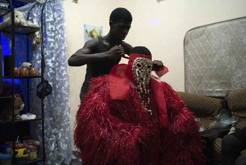 Облачение Канкуранга в ритуальные одежды.  (Photo © AP/ Leo Correa) Bakau, Gambia, Friday, Oct. 1, 2021.