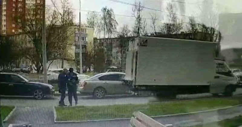 В Подмосковье водитель «ГАЗели»  сдавал назад и сбил двух мужчин