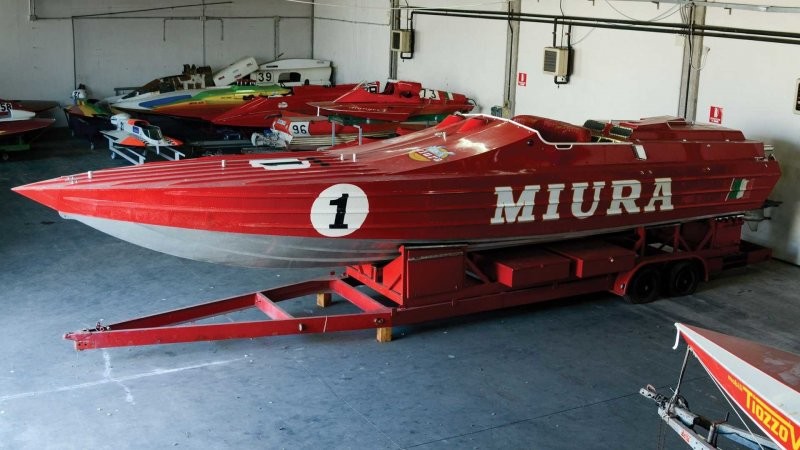 Скоростной катер Miura с двумя двигателями Lamborghini V12 отправляется на аукцион