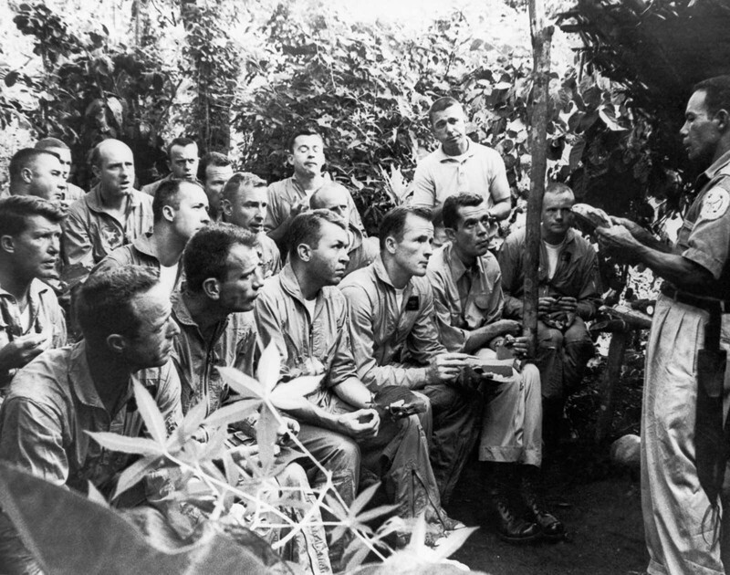 Астронавты слушают лекцию о выживании в джунглях. 1963 г.