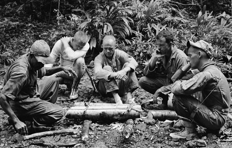 Астронавты программы "Меркурий" изучают методы выживания в джунглях в Панаме. 1963 г.