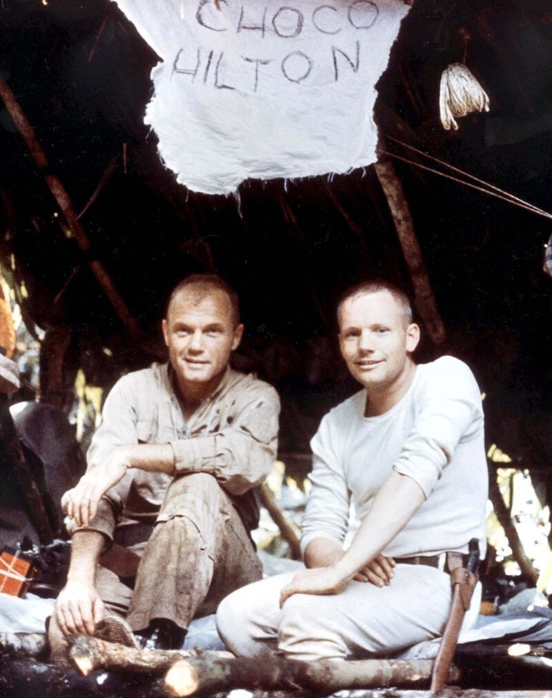 Джон Гленн и Нил Армстронг во время тренировки по выживанию в джунглях в Панаме. 1963 г.