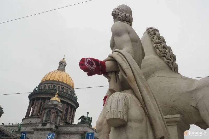 Абсурд дня: в Петербурге задержали мужчин, надевавших варежки на статуи коней