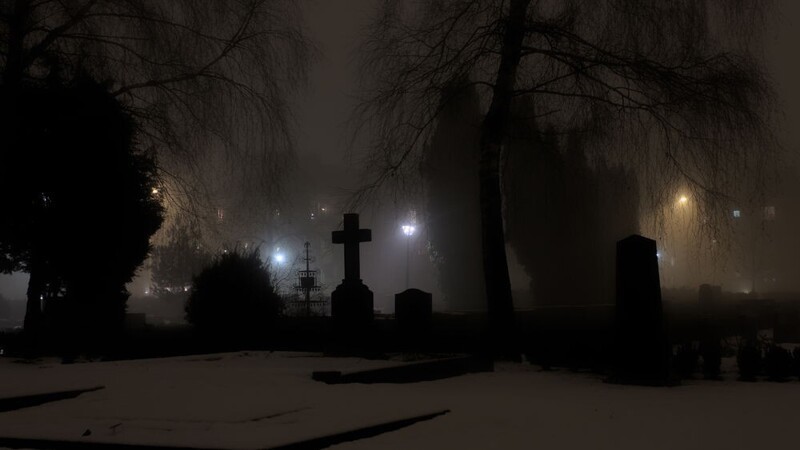 Могильный полиграф: ночь, кладбище, фонарь, ограда