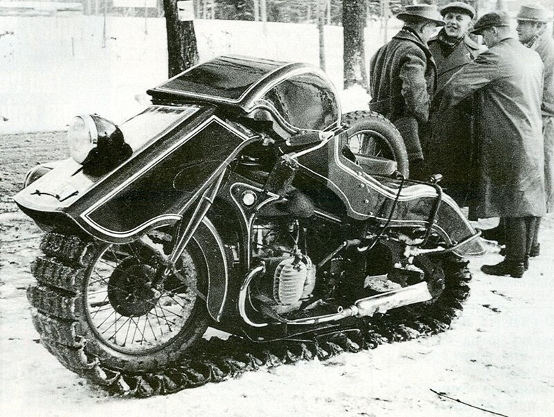 Припаркованный на улице снегоход BMW Schneekrad, 1936 год