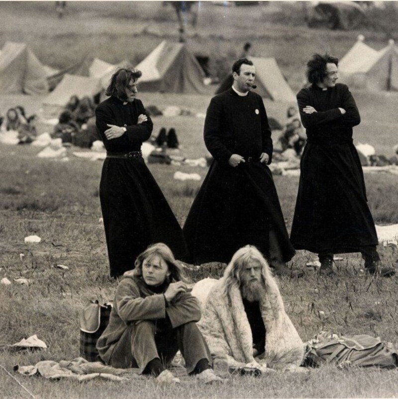 Священники и хиппи на фестивале в Гластонбери, 1971 год
