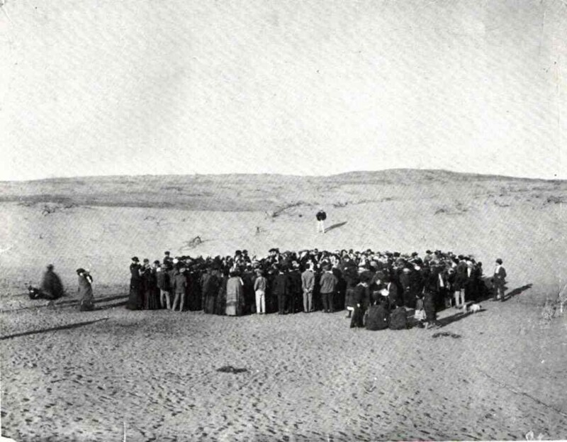 11 апреля 1909 года. Около ста человек бросают жребий, чтобы поровну разделить 12 акров купленных песчаных дюн. Потом это место со временем станет городом Тель-​Авив