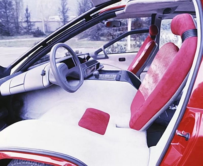 Минивэн Bertone с двигателем Lamborghini V12, опередивший свое время