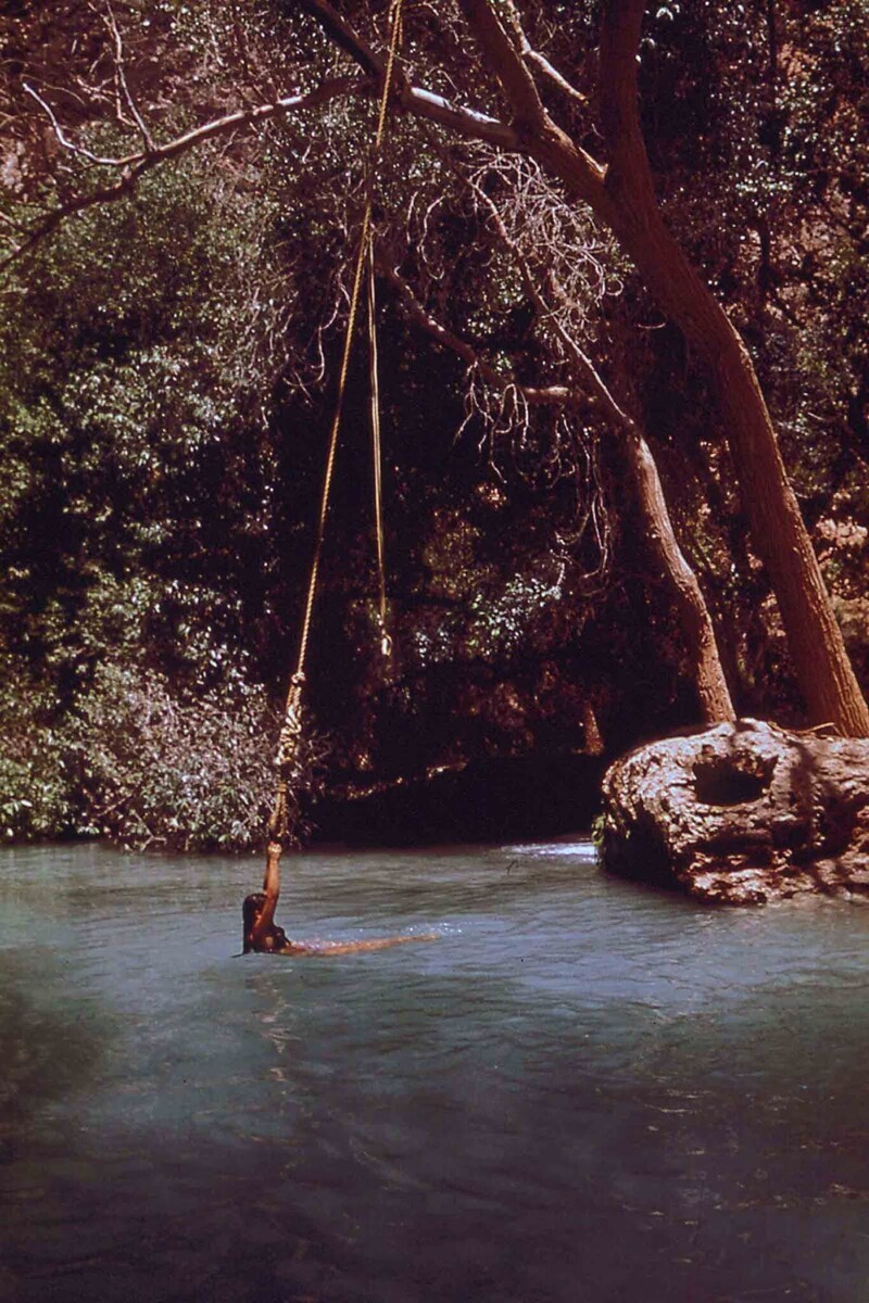 Индианка купается в ручье Хавасу