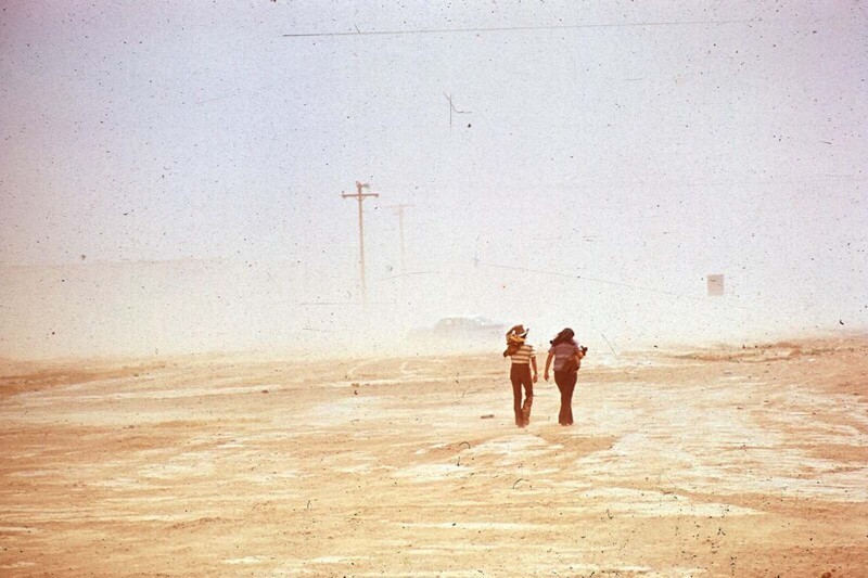 Люди идут сквозь пыльную бурю в Шипроке, штат Нью-Мексико
