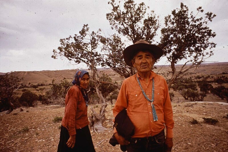 Мужчина и женщина в резервации навахо в графстве Коконино, штат Аризона