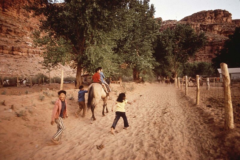 Дети в деревне Супай, штат Аризона, в Гранд-Каньоне