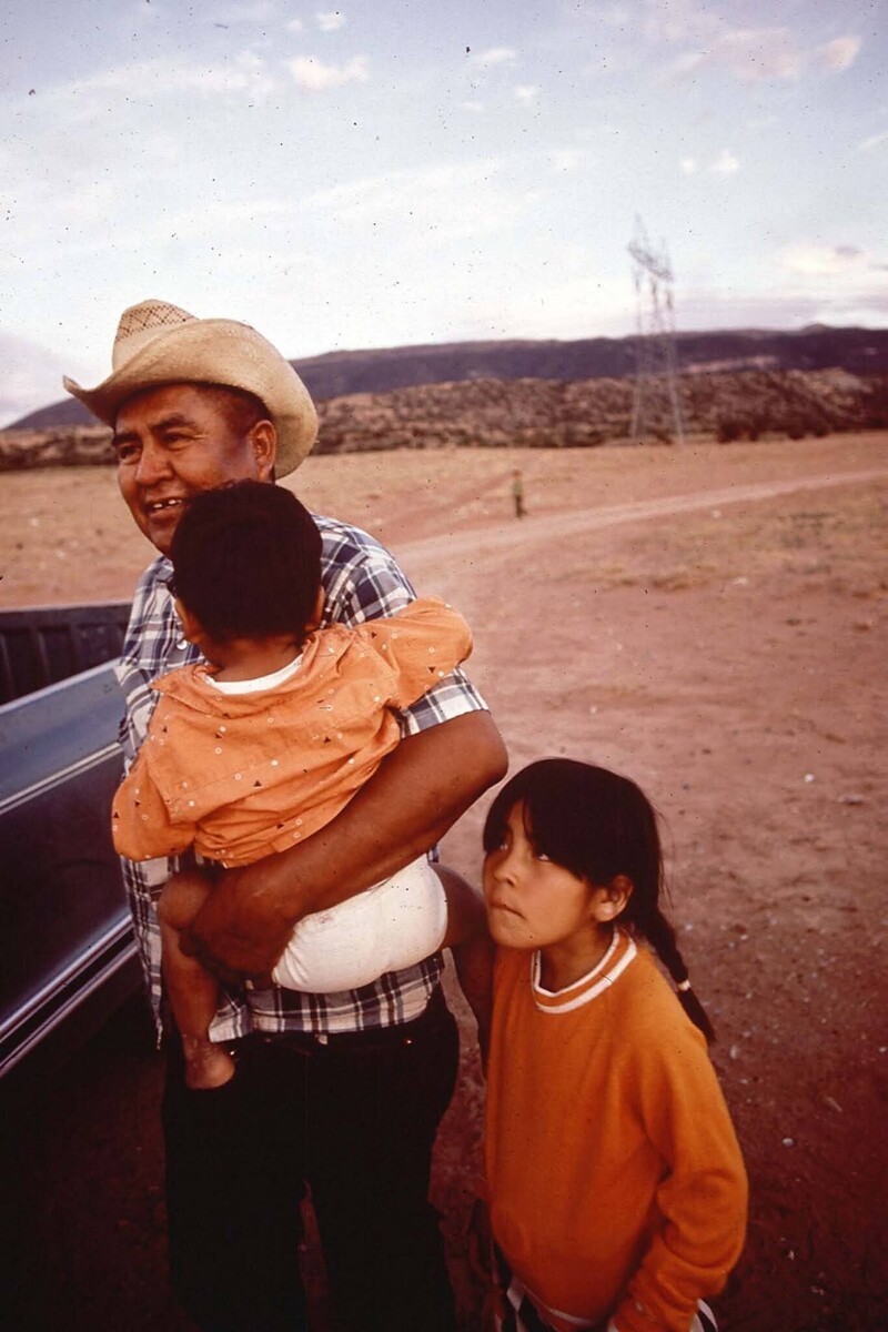Отец с детьми, резервация навахо в Аризоне