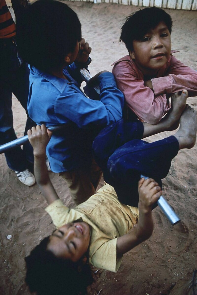 Дети играют в резервации навахо в Аризоне