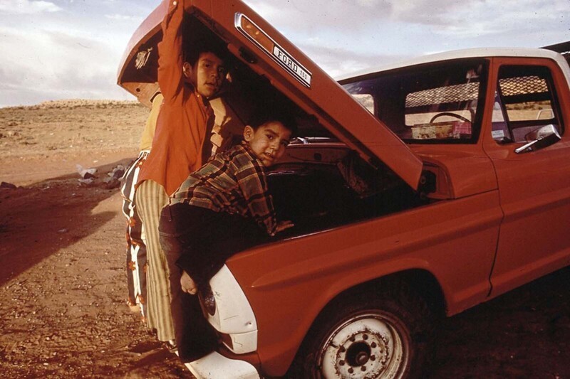 Дети навахо осматривают свой семейный грузовик в Ред-Роке, штат Аризона