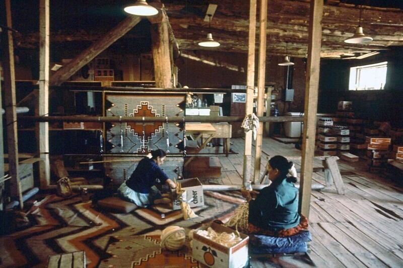 Женщины навахо ткут ковры
